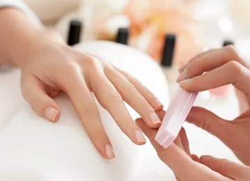 Manichiuiristă (manichiură clasică)